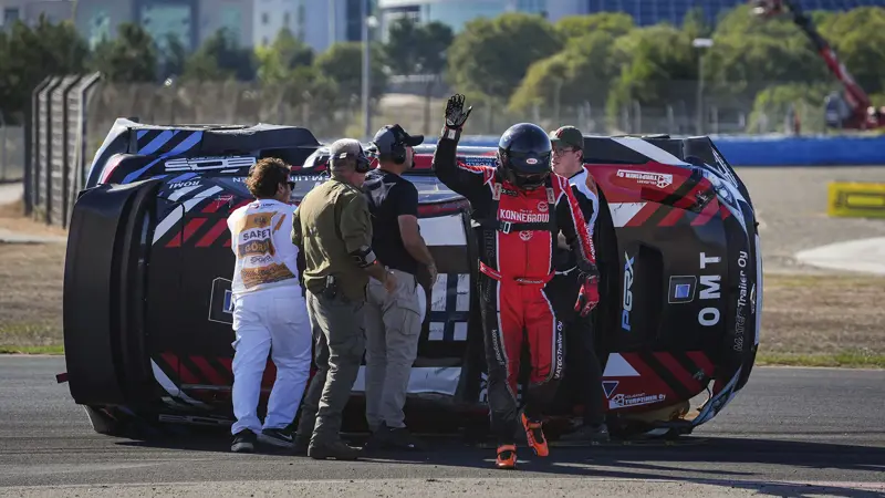 コース上で横転、ドライバーに大きな不安。, ミカ・リイマタイネン、イスタンブールのワールドRXで横転。, 幸い無事だったが、恐怖は大きかった......。, 事故はイスタンブールで開催された世界ラリークロス選手権のセミファイナル、ステージ「World RX of Türkiye」で発生した。, 他のドライバーとの接触でコントロールを失った。, 接触後、リイマタイネンの車は横転した。, 横転し、逆さまになってしまった。, 幸いドライバーは無事で、大きな怪我はなかった。, 何とか自力で車から降りた。, その後、サーキットの作業員たちが車を安全な場所に移した。, ドライバーにとってもっと悪い結果になったかもしれない。, 多くのファンがリイマタイネンに激励のメッセージを送った。