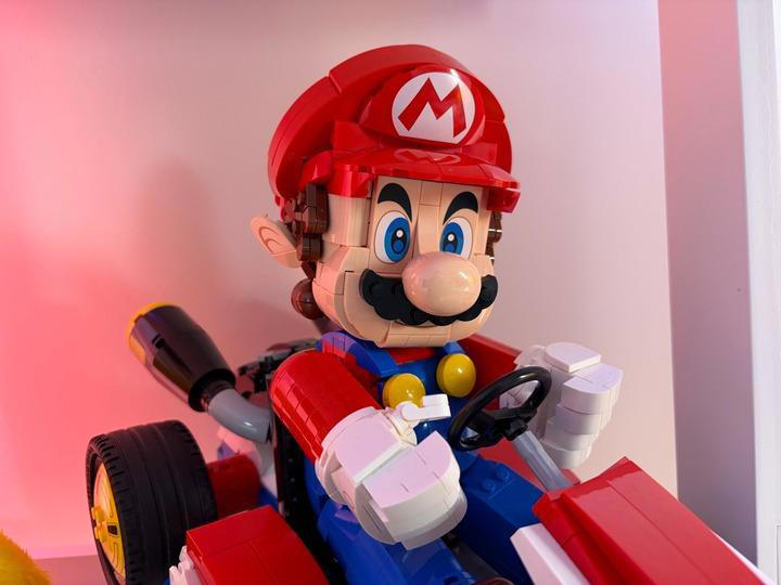 デザインはちょっと地味, よりProライクなディスプレイ, Proとほぼ同様のパフォーマンス, センターフレームカメラさいこー！, バッテリー持ちアップ, これは買いでしょ