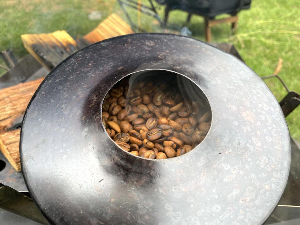 焚き火とコーヒーを愛する人のための『TAKIBISM ROASTER』, 焚き火で本格焙煎！TAKIBISM ROASTERの魅力, 無骨でかっこいいデザイン, 火から離れても熱くない、絶妙なハンドルの長さ, 自由自在に揺らしてムラなく焙煎, 焚き火でも、ガスコンロでも使える汎用性, TAKIBISM ROASTERでコーヒー豆を焙煎してみた, 3. 「ハゼ」の音を聞き分ける, 5. 豆を挽いてコーヒーを淹れる, 最高の相棒と楽しむ、焚き火の新しいカタチ