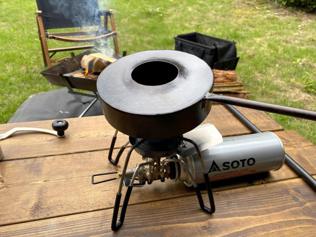 焚き火とコーヒーを愛する人のための『TAKIBISM ROASTER』, 焚き火で本格焙煎！TAKIBISM ROASTERの魅力, 無骨でかっこいいデザイン, 火から離れても熱くない、絶妙なハンドルの長さ, 自由自在に揺らしてムラなく焙煎, 焚き火でも、ガスコンロでも使える汎用性, TAKIBISM ROASTERでコーヒー豆を焙煎してみた, 3. 「ハゼ」の音を聞き分ける, 5. 豆を挽いてコーヒーを淹れる, 最高の相棒と楽しむ、焚き火の新しいカタチ