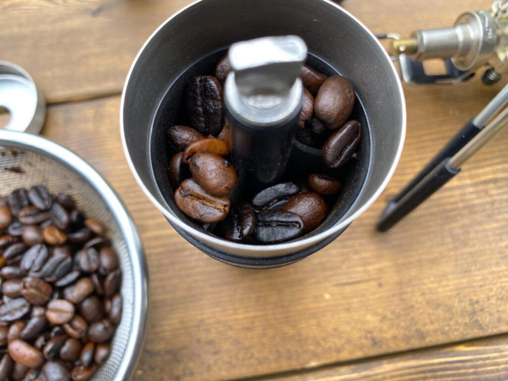 焚き火とコーヒーを愛する人のための『TAKIBISM ROASTER』, 焚き火で本格焙煎！TAKIBISM ROASTERの魅力, 無骨でかっこいいデザイン, 火から離れても熱くない、絶妙なハンドルの長さ, 自由自在に揺らしてムラなく焙煎, 焚き火でも、ガスコンロでも使える汎用性, TAKIBISM ROASTERでコーヒー豆を焙煎してみた, 3. 「ハゼ」の音を聞き分ける, 5. 豆を挽いてコーヒーを淹れる, 最高の相棒と楽しむ、焚き火の新しいカタチ