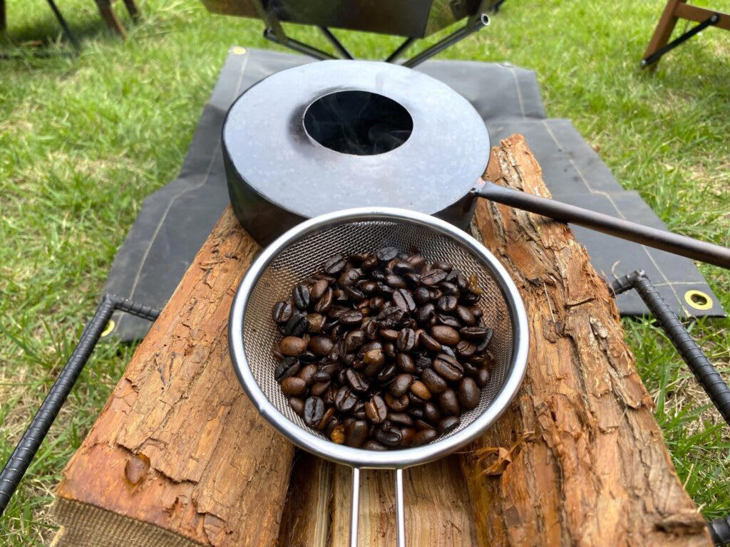 焚き火とコーヒーを愛する人のための『TAKIBISM ROASTER』, 焚き火で本格焙煎！TAKIBISM ROASTERの魅力, 無骨でかっこいいデザイン, 火から離れても熱くない、絶妙なハンドルの長さ, 自由自在に揺らしてムラなく焙煎, 焚き火でも、ガスコンロでも使える汎用性, TAKIBISM ROASTERでコーヒー豆を焙煎してみた, 3. 「ハゼ」の音を聞き分ける, 5. 豆を挽いてコーヒーを淹れる, 最高の相棒と楽しむ、焚き火の新しいカタチ