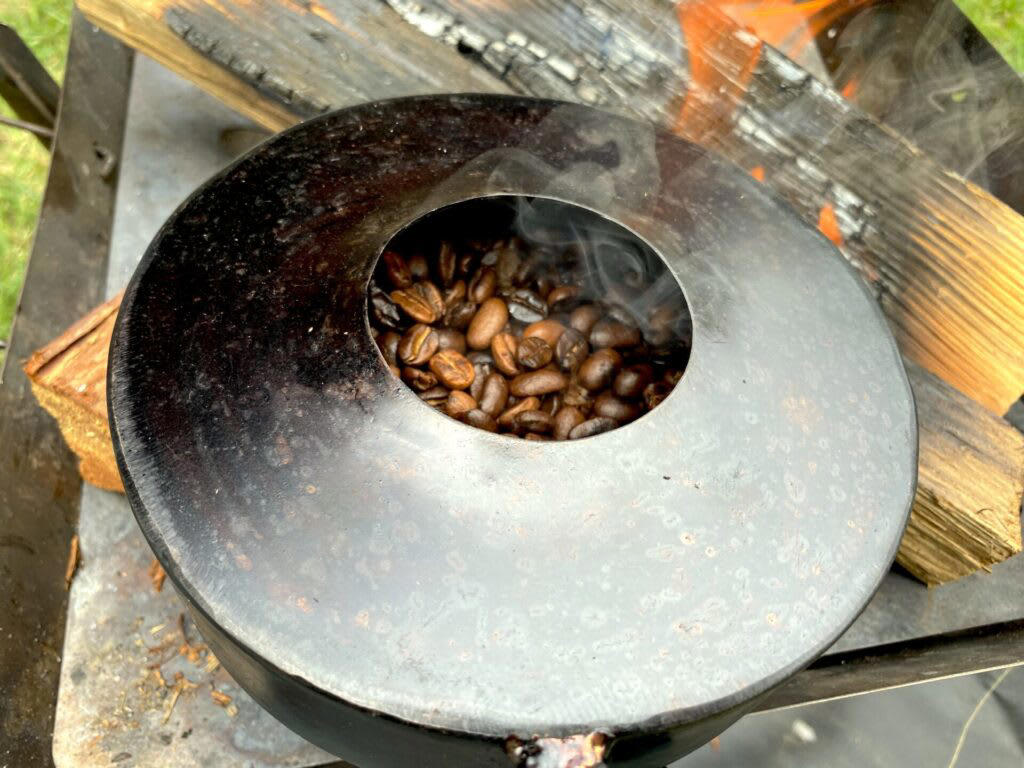 焚き火とコーヒーを愛する人のための『TAKIBISM ROASTER』, 焚き火で本格焙煎！TAKIBISM ROASTERの魅力, 無骨でかっこいいデザイン, 火から離れても熱くない、絶妙なハンドルの長さ, 自由自在に揺らしてムラなく焙煎, 焚き火でも、ガスコンロでも使える汎用性, TAKIBISM ROASTERでコーヒー豆を焙煎してみた, 3. 「ハゼ」の音を聞き分ける, 5. 豆を挽いてコーヒーを淹れる, 最高の相棒と楽しむ、焚き火の新しいカタチ