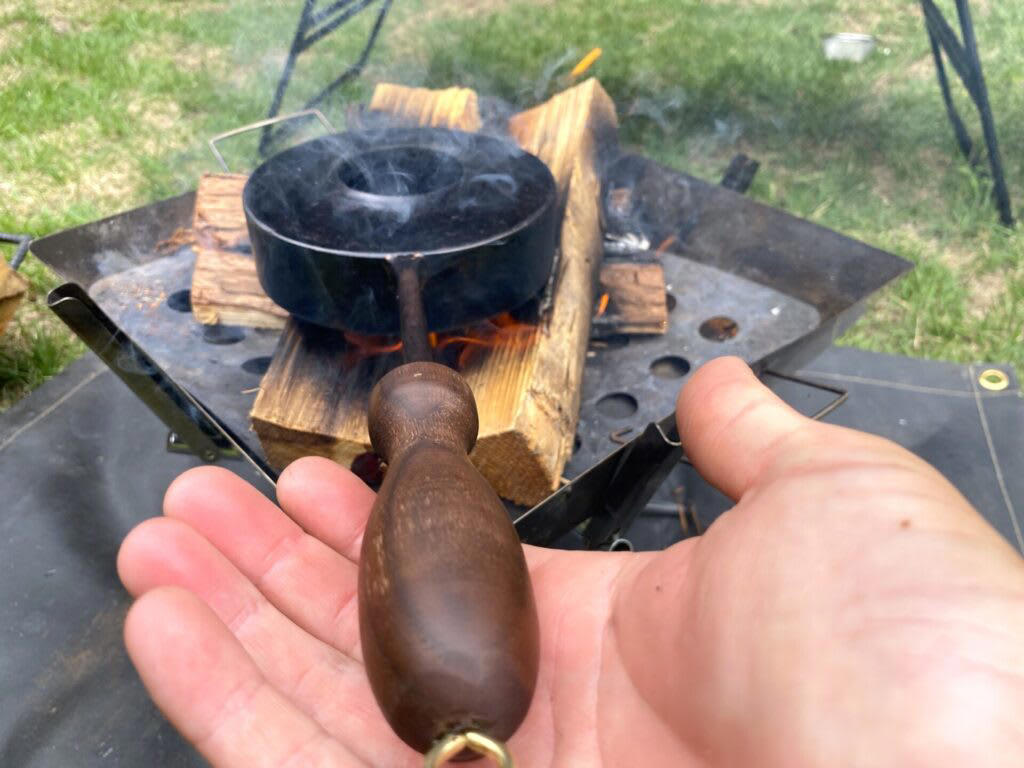 焚き火とコーヒーを愛する人のための『TAKIBISM ROASTER』, 焚き火で本格焙煎！TAKIBISM ROASTERの魅力, 無骨でかっこいいデザイン, 火から離れても熱くない、絶妙なハンドルの長さ, 自由自在に揺らしてムラなく焙煎, 焚き火でも、ガスコンロでも使える汎用性, TAKIBISM ROASTERでコーヒー豆を焙煎してみた, 3. 「ハゼ」の音を聞き分ける, 5. 豆を挽いてコーヒーを淹れる, 最高の相棒と楽しむ、焚き火の新しいカタチ