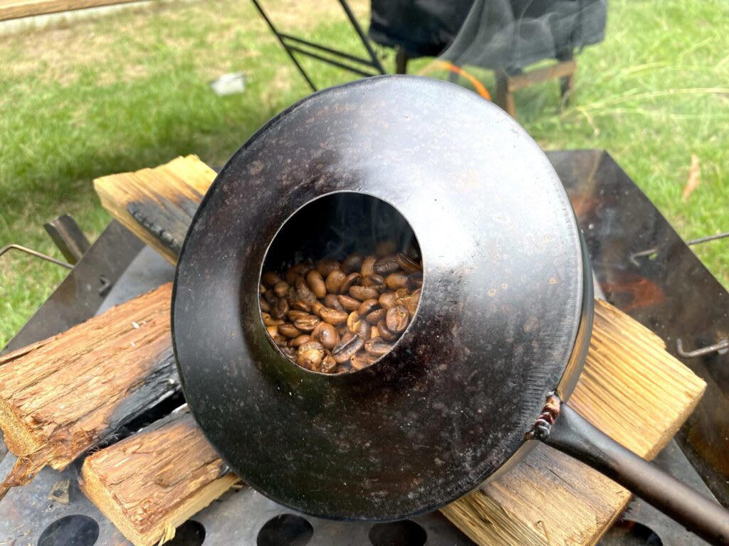 焚き火とコーヒーを愛する人のための『TAKIBISM ROASTER』, 焚き火で本格焙煎！TAKIBISM ROASTERの魅力, 無骨でかっこいいデザイン, 火から離れても熱くない、絶妙なハンドルの長さ, 自由自在に揺らしてムラなく焙煎, 焚き火でも、ガスコンロでも使える汎用性, TAKIBISM ROASTERでコーヒー豆を焙煎してみた, 3. 「ハゼ」の音を聞き分ける, 5. 豆を挽いてコーヒーを淹れる, 最高の相棒と楽しむ、焚き火の新しいカタチ