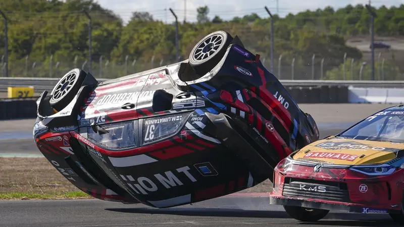 コース上で横転、ドライバーに大きな不安。, ミカ・リイマタイネン、イスタンブールのワールドRXで横転。, 幸い無事だったが、恐怖は大きかった......。, 事故はイスタンブールで開催された世界ラリークロス選手権のセミファイナル、ステージ「World RX of Türkiye」で発生した。, 他のドライバーとの接触でコントロールを失った。, 接触後、リイマタイネンの車は横転した。, 横転し、逆さまになってしまった。, 幸いドライバーは無事で、大きな怪我はなかった。, 何とか自力で車から降りた。, その後、サーキットの作業員たちが車を安全な場所に移した。, ドライバーにとってもっと悪い結果になったかもしれない。, 多くのファンがリイマタイネンに激励のメッセージを送った。