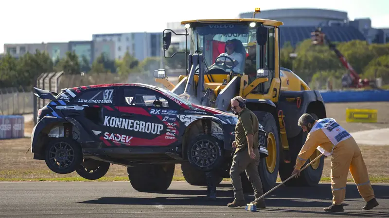 コース上で横転、ドライバーに大きな不安。, ミカ・リイマタイネン、イスタンブールのワールドRXで横転。, 幸い無事だったが、恐怖は大きかった......。, 事故はイスタンブールで開催された世界ラリークロス選手権のセミファイナル、ステージ「World RX of Türkiye」で発生した。, 他のドライバーとの接触でコントロールを失った。, 接触後、リイマタイネンの車は横転した。, 横転し、逆さまになってしまった。, 幸いドライバーは無事で、大きな怪我はなかった。, 何とか自力で車から降りた。, その後、サーキットの作業員たちが車を安全な場所に移した。, ドライバーにとってもっと悪い結果になったかもしれない。, 多くのファンがリイマタイネンに激励のメッセージを送った。