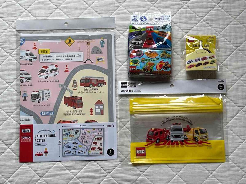 【キャンドゥのトミカグッズ】100円！ お風呂でも楽しめる「トミカ お風呂ポスター」, 【キャンドゥのトミカグッズ】梱包アイテムにもおすすめ「トミカ ダイカットマスキングテープ 20mm×1.5m」, 【キャンドゥのトミカグッズ】便利な「水に流せるプリントティシュ トミカミニ4P」, 【キャンドゥのトミカグッズ】5枚入り100円！ 小物の整理の便利グッズ「トミカ ジップバッグ 5P」