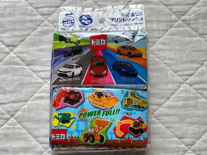 【キャンドゥのトミカグッズ】100円！ お風呂でも楽しめる「トミカ お風呂ポスター」, 【キャンドゥのトミカグッズ】梱包アイテムにもおすすめ「トミカ ダイカットマスキングテープ 20mm×1.5m」, 【キャンドゥのトミカグッズ】便利な「水に流せるプリントティシュ トミカミニ4P」, 【キャンドゥのトミカグッズ】5枚入り100円！ 小物の整理の便利グッズ「トミカ ジップバッグ 5P」