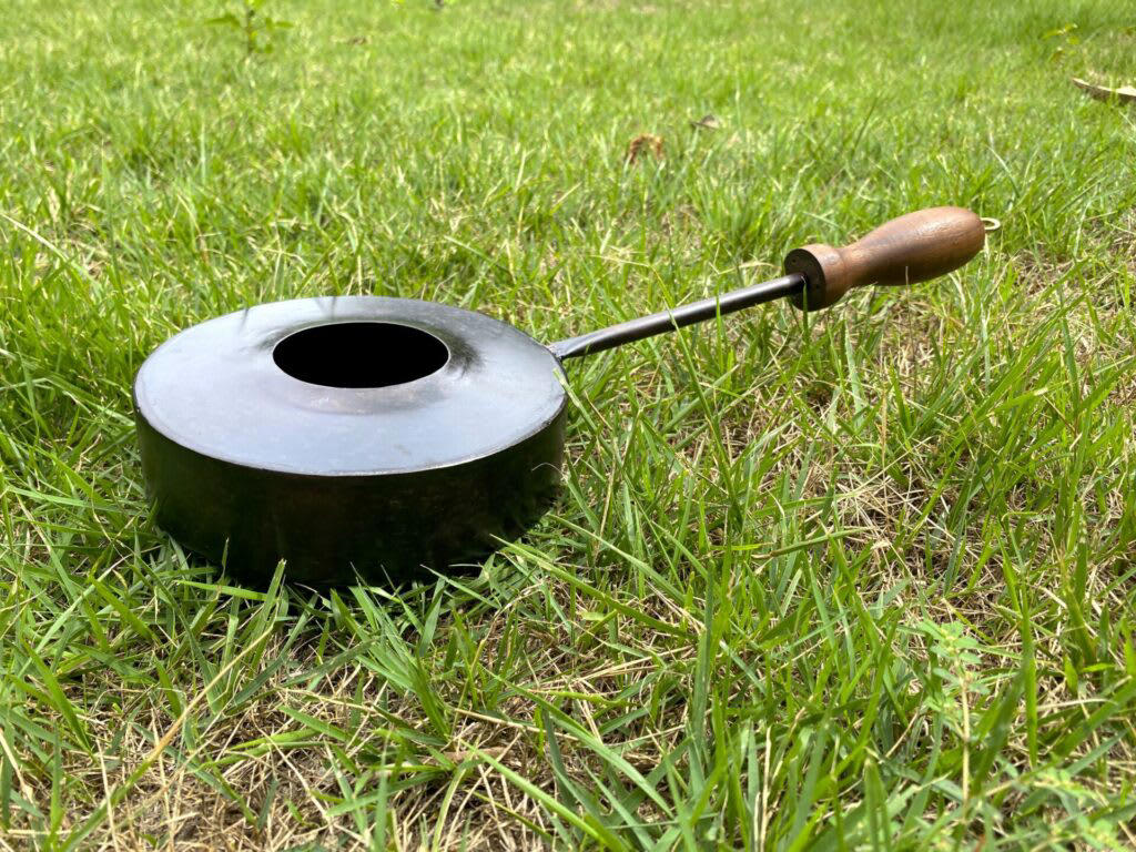 焚き火とコーヒーを愛する人のための『TAKIBISM ROASTER』, 焚き火で本格焙煎！TAKIBISM ROASTERの魅力, 無骨でかっこいいデザイン, 火から離れても熱くない、絶妙なハンドルの長さ, 自由自在に揺らしてムラなく焙煎, 焚き火でも、ガスコンロでも使える汎用性, TAKIBISM ROASTERでコーヒー豆を焙煎してみた, 3. 「ハゼ」の音を聞き分ける, 5. 豆を挽いてコーヒーを淹れる, 最高の相棒と楽しむ、焚き火の新しいカタチ