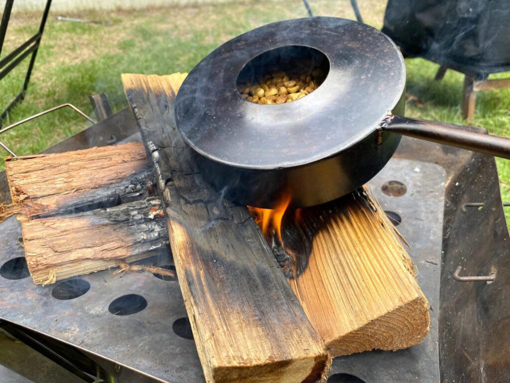 焚き火とコーヒーを愛する人のための『TAKIBISM ROASTER』, 焚き火で本格焙煎！TAKIBISM ROASTERの魅力, 無骨でかっこいいデザイン, 火から離れても熱くない、絶妙なハンドルの長さ, 自由自在に揺らしてムラなく焙煎, 焚き火でも、ガスコンロでも使える汎用性, TAKIBISM ROASTERでコーヒー豆を焙煎してみた, 3. 「ハゼ」の音を聞き分ける, 5. 豆を挽いてコーヒーを淹れる, 最高の相棒と楽しむ、焚き火の新しいカタチ