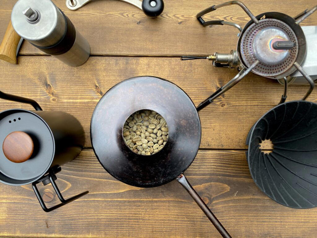 焚き火とコーヒーを愛する人のための『TAKIBISM ROASTER』, 焚き火で本格焙煎！TAKIBISM ROASTERの魅力, 無骨でかっこいいデザイン, 火から離れても熱くない、絶妙なハンドルの長さ, 自由自在に揺らしてムラなく焙煎, 焚き火でも、ガスコンロでも使える汎用性, TAKIBISM ROASTERでコーヒー豆を焙煎してみた, 3. 「ハゼ」の音を聞き分ける, 5. 豆を挽いてコーヒーを淹れる, 最高の相棒と楽しむ、焚き火の新しいカタチ