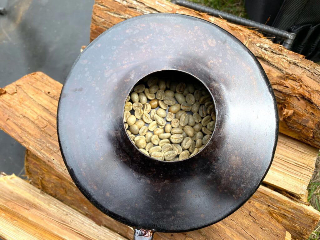 焚き火とコーヒーを愛する人のための『TAKIBISM ROASTER』, 焚き火で本格焙煎！TAKIBISM ROASTERの魅力, 無骨でかっこいいデザイン, 火から離れても熱くない、絶妙なハンドルの長さ, 自由自在に揺らしてムラなく焙煎, 焚き火でも、ガスコンロでも使える汎用性, TAKIBISM ROASTERでコーヒー豆を焙煎してみた, 3. 「ハゼ」の音を聞き分ける, 5. 豆を挽いてコーヒーを淹れる, 最高の相棒と楽しむ、焚き火の新しいカタチ