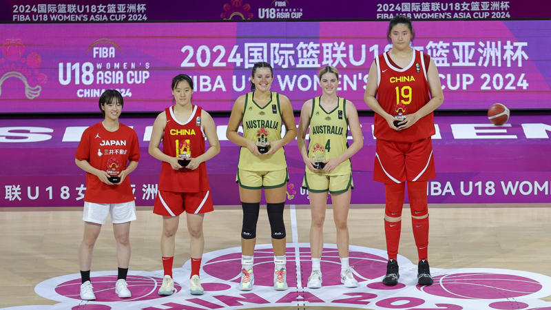 まるで別の惑星から来たような巨大なバスケットボール選手、チャン・ツィユー。, 最近、中国チャンピオンについて多くのことが語られている。, 18歳、身長220cm。世界で最も背の高いバスケットボール選手である。, 小学1年生のときの身長は165センチだったが、6年生になると202センチになった。, 彼女の運命は、アメリカの女子プロリーグであるWNBAに委ねられることは間違いなさそうだ。, 「バスケットボールでは明らかに私の方が有利だが、身長がすべてではない」と話す。, 6月13日、ボスニア・ヘルツェゴビナ戦で代表デビューを飾った。, FIBA U18女子アジアカップ2024で、傑出したパフォーマンスを記録した。, ある試合では44得点、14リバウンドを記録した。, 彼女の傑出したパフォーマンスで、大会MVPの称号を獲得した。, センターとしてプレーし、バスケット下での圧倒的な存在感が際立つ。, 中間距離からでも得点できる素晴らしい能力を持っている。