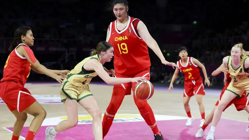 まるで別の惑星から来たような巨大なバスケットボール選手、チャン・ツィユー。, 最近、中国チャンピオンについて多くのことが語られている。, 18歳、身長220cm。世界で最も背の高いバスケットボール選手である。, 小学1年生のときの身長は165センチだったが、6年生になると202センチになった。, 彼女の運命は、アメリカの女子プロリーグであるWNBAに委ねられることは間違いなさそうだ。, 「バスケットボールでは明らかに私の方が有利だが、身長がすべてではない」と話す。, 6月13日、ボスニア・ヘルツェゴビナ戦で代表デビューを飾った。, FIBA U18女子アジアカップ2024で、傑出したパフォーマンスを記録した。, ある試合では44得点、14リバウンドを記録した。, 彼女の傑出したパフォーマンスで、大会MVPの称号を獲得した。, センターとしてプレーし、バスケット下での圧倒的な存在感が際立つ。, 中間距離からでも得点できる素晴らしい能力を持っている。