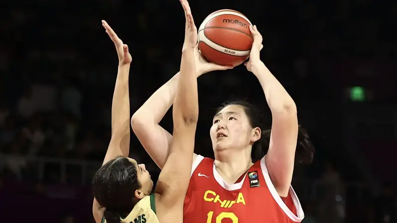 まるで別の惑星から来たような巨大なバスケットボール選手、チャン・ツィユー。, 最近、中国チャンピオンについて多くのことが語られている。, 18歳、身長220cm。世界で最も背の高いバスケットボール選手である。, 小学1年生のときの身長は165センチだったが、6年生になると202センチになった。, 彼女の運命は、アメリカの女子プロリーグであるWNBAに委ねられることは間違いなさそうだ。, 「バスケットボールでは明らかに私の方が有利だが、身長がすべてではない」と話す。, 6月13日、ボスニア・ヘルツェゴビナ戦で代表デビューを飾った。, FIBA U18女子アジアカップ2024で、傑出したパフォーマンスを記録した。, ある試合では44得点、14リバウンドを記録した。, 彼女の傑出したパフォーマンスで、大会MVPの称号を獲得した。, センターとしてプレーし、バスケット下での圧倒的な存在感が際立つ。, 中間距離からでも得点できる素晴らしい能力を持っている。