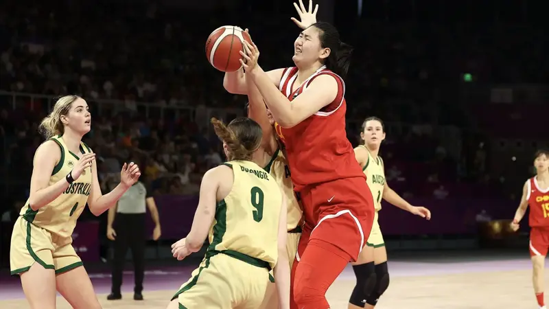 まるで別の惑星から来たような巨大なバスケットボール選手、チャン・ツィユー。, 最近、中国チャンピオンについて多くのことが語られている。, 18歳、身長220cm。世界で最も背の高いバスケットボール選手である。, 小学1年生のときの身長は165センチだったが、6年生になると202センチになった。, 彼女の運命は、アメリカの女子プロリーグであるWNBAに委ねられることは間違いなさそうだ。, 「バスケットボールでは明らかに私の方が有利だが、身長がすべてではない」と話す。, 6月13日、ボスニア・ヘルツェゴビナ戦で代表デビューを飾った。, FIBA U18女子アジアカップ2024で、傑出したパフォーマンスを記録した。, ある試合では44得点、14リバウンドを記録した。, 彼女の傑出したパフォーマンスで、大会MVPの称号を獲得した。, センターとしてプレーし、バスケット下での圧倒的な存在感が際立つ。, 中間距離からでも得点できる素晴らしい能力を持っている。