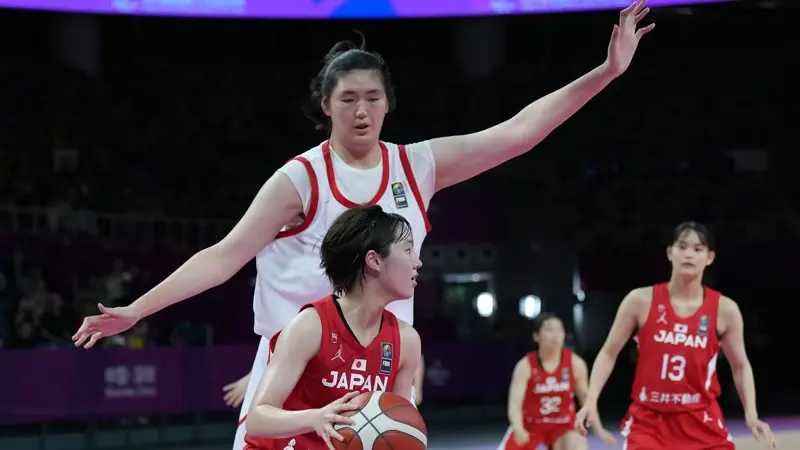 まるで別の惑星から来たような巨大なバスケットボール選手、チャン・ツィユー。, 最近、中国チャンピオンについて多くのことが語られている。, 18歳、身長220cm。世界で最も背の高いバスケットボール選手である。, 小学1年生のときの身長は165センチだったが、6年生になると202センチになった。, 彼女の運命は、アメリカの女子プロリーグであるWNBAに委ねられることは間違いなさそうだ。, 「バスケットボールでは明らかに私の方が有利だが、身長がすべてではない」と話す。, 6月13日、ボスニア・ヘルツェゴビナ戦で代表デビューを飾った。, FIBA U18女子アジアカップ2024で、傑出したパフォーマンスを記録した。, ある試合では44得点、14リバウンドを記録した。, 彼女の傑出したパフォーマンスで、大会MVPの称号を獲得した。, センターとしてプレーし、バスケット下での圧倒的な存在感が際立つ。, 中間距離からでも得点できる素晴らしい能力を持っている。