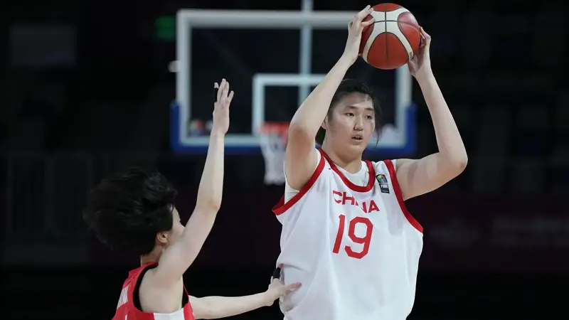 まるで別の惑星から来たような巨大なバスケットボール選手、チャン・ツィユー。, 最近、中国チャンピオンについて多くのことが語られている。, 18歳、身長220cm。世界で最も背の高いバスケットボール選手である。, 小学1年生のときの身長は165センチだったが、6年生になると202センチになった。, 彼女の運命は、アメリカの女子プロリーグであるWNBAに委ねられることは間違いなさそうだ。, 「バスケットボールでは明らかに私の方が有利だが、身長がすべてではない」と話す。, 6月13日、ボスニア・ヘルツェゴビナ戦で代表デビューを飾った。, FIBA U18女子アジアカップ2024で、傑出したパフォーマンスを記録した。, ある試合では44得点、14リバウンドを記録した。, 彼女の傑出したパフォーマンスで、大会MVPの称号を獲得した。, センターとしてプレーし、バスケット下での圧倒的な存在感が際立つ。, 中間距離からでも得点できる素晴らしい能力を持っている。