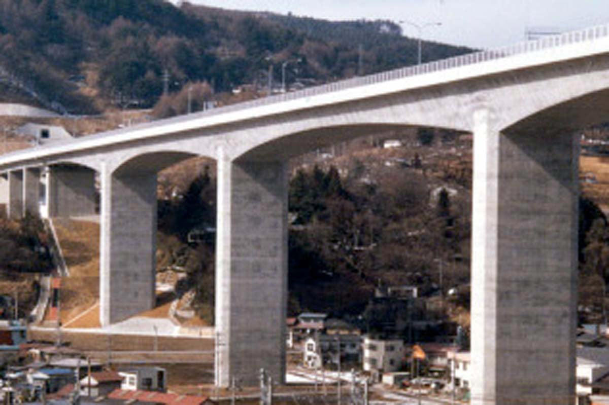 高速工事と渋滞リスク, 岡谷高架橋の耐震強化, 老朽道路の安全維持策, 高速道路の情報強化策