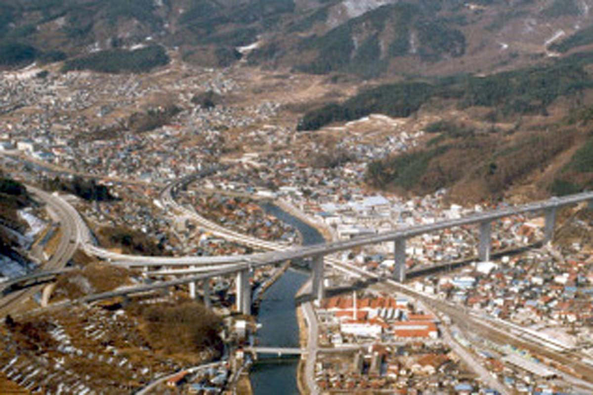 高速工事と渋滞リスク, 岡谷高架橋の耐震強化, 老朽道路の安全維持策, 高速道路の情報強化策