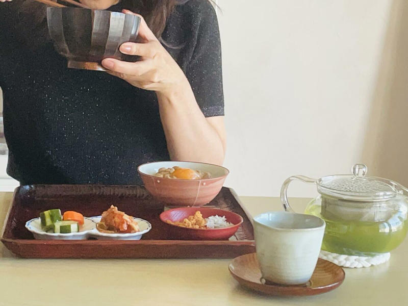 「朝はパン派」から「お米派」になったワケ, 定番は煮干しだしの「みそ汁」, 「切れ味のいい包丁」があると料理の時間が楽しくなる, お米は冷蔵庫保存、土鍋炊きで香りを楽しむ, 「ひとり朝ごはん」で心の満足度を上げるコツ