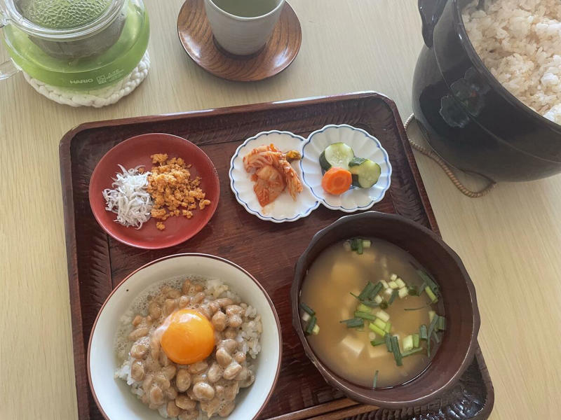 「朝はパン派」から「お米派」になったワケ, 定番は煮干しだしの「みそ汁」, 「切れ味のいい包丁」があると料理の時間が楽しくなる, お米は冷蔵庫保存、土鍋炊きで香りを楽しむ, 「ひとり朝ごはん」で心の満足度を上げるコツ