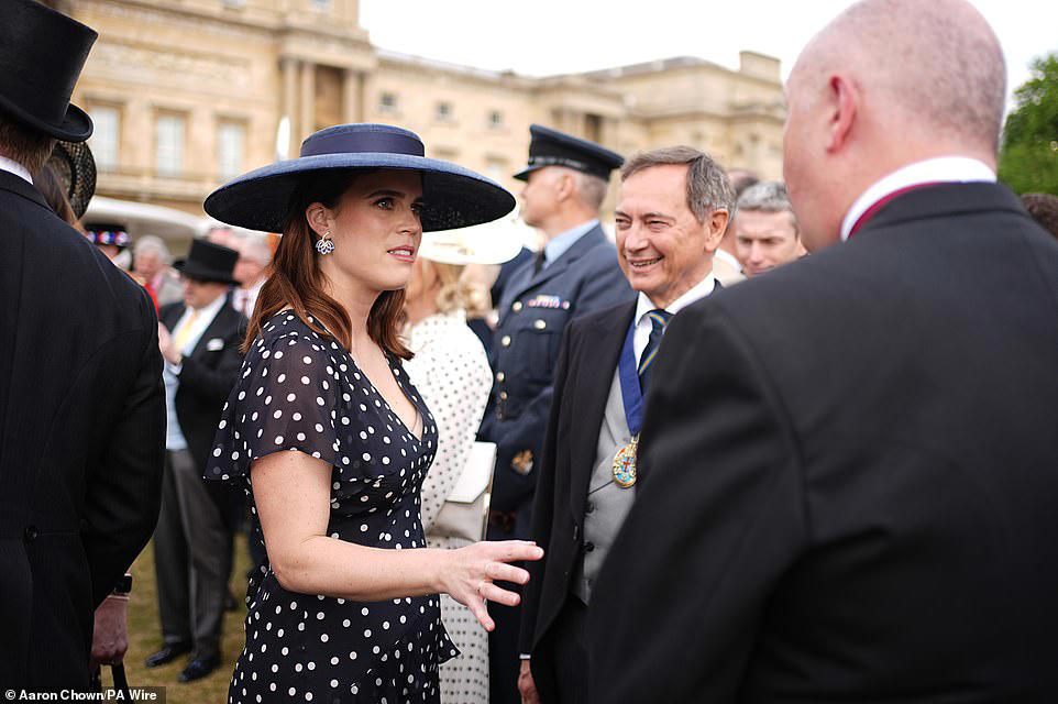 Princess Eugenie's fashion resembles Meghan Markle's chic look