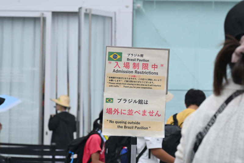 「並ばない万博」を大々的にPRしていたが…, WEBもリアルも「並ぶ」こと続出, 早朝からゲート前で待たないと「並ばない万博」ができない！, 「徹夜組」が急増…自粛要請も効果なし, 入場から退場まで並ぶ事態…万博協会に尋ねるも「回答なし」, 未使用チケットの当日券交換は始発前に終了！？