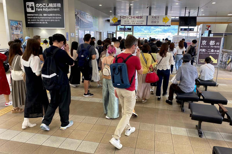 貴船神社へ向かう府道は連日渋滞, 京都観光の公害警鐘, 京都市有名観光地の混雑はさらに加速, 京都観光の日本人離れ, 旅行業界は観光庁の方針を好機と判断