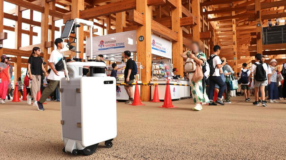 AIスーツケースが、広くて混んでる万博の移動を支える？, 握るだけで動く、離すだけで止まる, 地図データとLiDARセンサーで、リアルタイムに向かうべき道を判断, 移動補助だけじゃない、音声入力にも対応, 人混みでもちゃんと頼れるパートナー, 目をつぶって味わった安心感と万博の"意義"