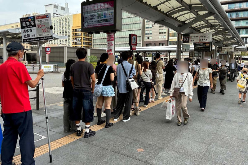 貴船神社へ向かう府道は連日渋滞, 京都観光の公害警鐘, 京都市有名観光地の混雑はさらに加速, 京都観光の日本人離れ, 旅行業界は観光庁の方針を好機と判断