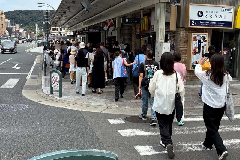 貴船神社へ向かう府道は連日渋滞, 京都観光の公害警鐘, 京都市有名観光地の混雑はさらに加速, 京都観光の日本人離れ, 旅行業界は観光庁の方針を好機と判断