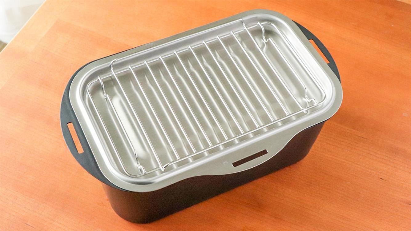 秋刀魚と身近な材料で作れるコンフィ, 鍋にオーブンペーパーを敷いて、焦げ防止, オーブンペーパーで落とし蓋をして低温で煮る, オイルごと密閉で1週間保存可能, 盛りつけるだけで一品完成, 夜のワインのお供に！秋刀魚コンフィでバゲットサンド, 秋刀魚コンフィパスタで、おとなの夜ごはん