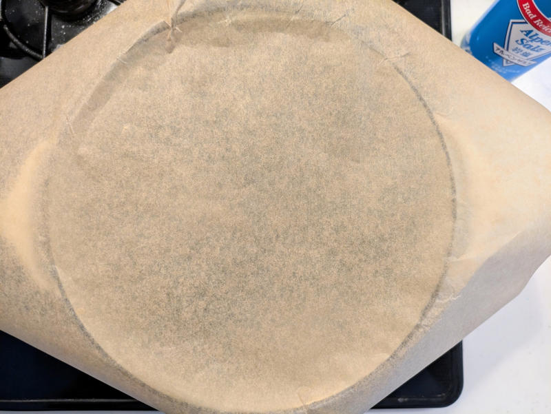 秋刀魚と身近な材料で作れるコンフィ, 鍋にオーブンペーパーを敷いて、焦げ防止, オーブンペーパーで落とし蓋をして低温で煮る, オイルごと密閉で1週間保存可能, 盛りつけるだけで一品完成, 夜のワインのお供に！秋刀魚コンフィでバゲットサンド, 秋刀魚コンフィパスタで、おとなの夜ごはん