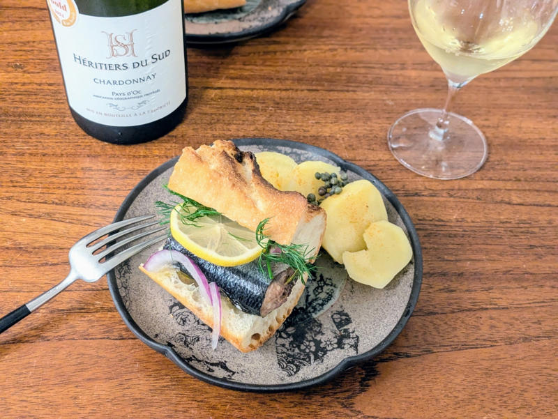 秋刀魚と身近な材料で作れるコンフィ, 鍋にオーブンペーパーを敷いて、焦げ防止, オーブンペーパーで落とし蓋をして低温で煮る, オイルごと密閉で1週間保存可能, 盛りつけるだけで一品完成, 夜のワインのお供に！秋刀魚コンフィでバゲットサンド, 秋刀魚コンフィパスタで、おとなの夜ごはん