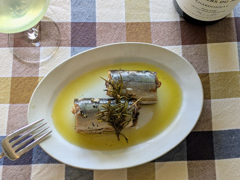 秋刀魚と身近な材料で作れるコンフィ, 鍋にオーブンペーパーを敷いて、焦げ防止, オーブンペーパーで落とし蓋をして低温で煮る, オイルごと密閉で1週間保存可能, 盛りつけるだけで一品完成, 夜のワインのお供に！秋刀魚コンフィでバゲットサンド, 秋刀魚コンフィパスタで、おとなの夜ごはん