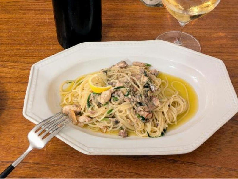 秋刀魚と身近な材料で作れるコンフィ, 鍋にオーブンペーパーを敷いて、焦げ防止, オーブンペーパーで落とし蓋をして低温で煮る, オイルごと密閉で1週間保存可能, 盛りつけるだけで一品完成, 夜のワインのお供に！秋刀魚コンフィでバゲットサンド, 秋刀魚コンフィパスタで、おとなの夜ごはん