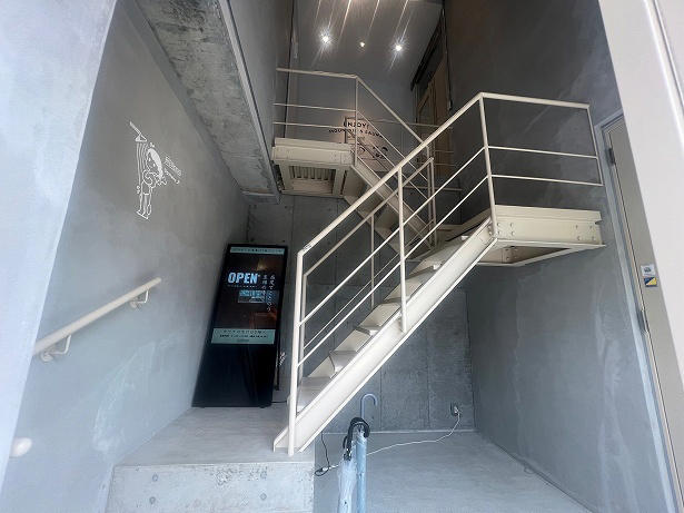 1階がビール醸造所、2、3階がサウナという駅前の施設, 浴室内のサウナ室は10分おきにオートロウリュがある, 程よい温度が快適なバレルサウナでセルフロウリュ, 気になる2階の「麓 fumoto」もチェック, サ飯には注文を受けてから炊き上げる「36釜飯」