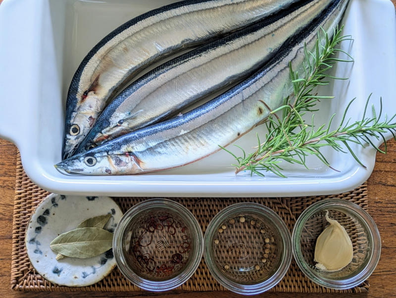 秋刀魚と身近な材料で作れるコンフィ, 鍋にオーブンペーパーを敷いて、焦げ防止, オーブンペーパーで落とし蓋をして低温で煮る, オイルごと密閉で1週間保存可能, 盛りつけるだけで一品完成, 夜のワインのお供に！秋刀魚コンフィでバゲットサンド, 秋刀魚コンフィパスタで、おとなの夜ごはん
