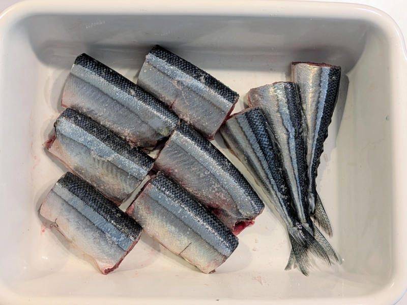 秋刀魚と身近な材料で作れるコンフィ, 鍋にオーブンペーパーを敷いて、焦げ防止, オーブンペーパーで落とし蓋をして低温で煮る, オイルごと密閉で1週間保存可能, 盛りつけるだけで一品完成, 夜のワインのお供に！秋刀魚コンフィでバゲットサンド, 秋刀魚コンフィパスタで、おとなの夜ごはん