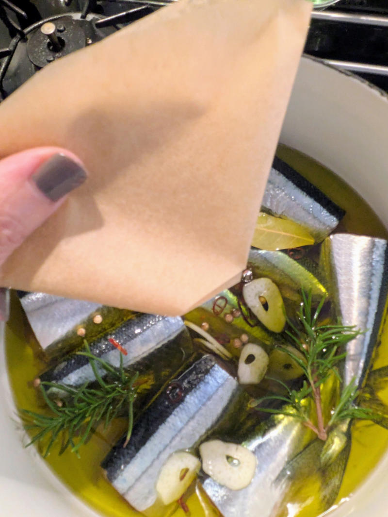 秋刀魚と身近な材料で作れるコンフィ, 鍋にオーブンペーパーを敷いて、焦げ防止, オーブンペーパーで落とし蓋をして低温で煮る, オイルごと密閉で1週間保存可能, 盛りつけるだけで一品完成, 夜のワインのお供に！秋刀魚コンフィでバゲットサンド, 秋刀魚コンフィパスタで、おとなの夜ごはん