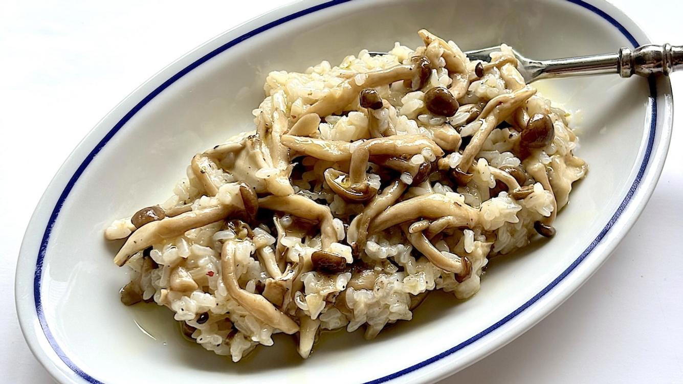 秋刀魚と身近な材料で作れるコンフィ, 鍋にオーブンペーパーを敷いて、焦げ防止, オーブンペーパーで落とし蓋をして低温で煮る, オイルごと密閉で1週間保存可能, 盛りつけるだけで一品完成, 夜のワインのお供に！秋刀魚コンフィでバゲットサンド, 秋刀魚コンフィパスタで、おとなの夜ごはん