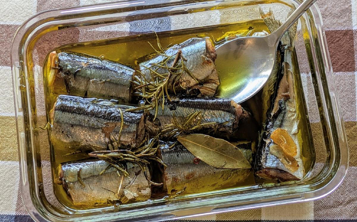秋刀魚と身近な材料で作れるコンフィ, 鍋にオーブンペーパーを敷いて、焦げ防止, オーブンペーパーで落とし蓋をして低温で煮る, オイルごと密閉で1週間保存可能, 盛りつけるだけで一品完成, 夜のワインのお供に！秋刀魚コンフィでバゲットサンド, 秋刀魚コンフィパスタで、おとなの夜ごはん
