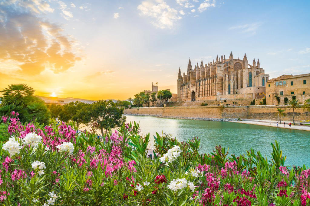Barcelona’s tourist tax, The six-drink cap, Walking tour caps, Currency changes, Banned beach items and behaviour, A resident’s only area, Alcohol ban, Debunking the ‘three year’ tourist ban