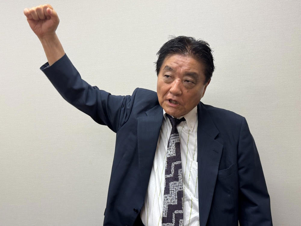犯行現場は議員会館会議室, ペットボトルの投げつけ, 「お前、どうするんだ」, 「議員会館で、こんな暴行が許されるのか」