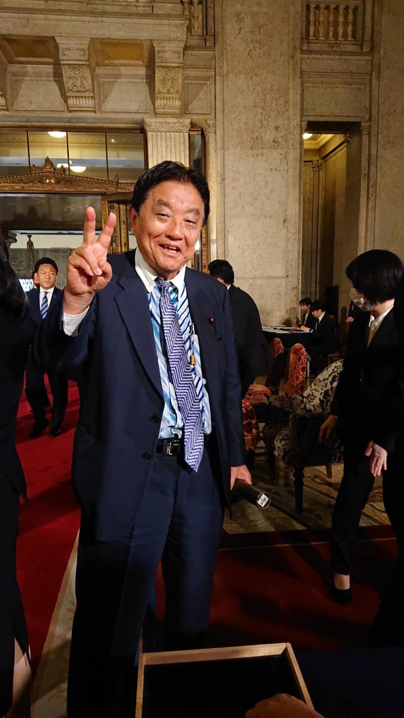 犯行現場は議員会館会議室, ペットボトルの投げつけ, 「お前、どうするんだ」, 「議員会館で、こんな暴行が許されるのか」