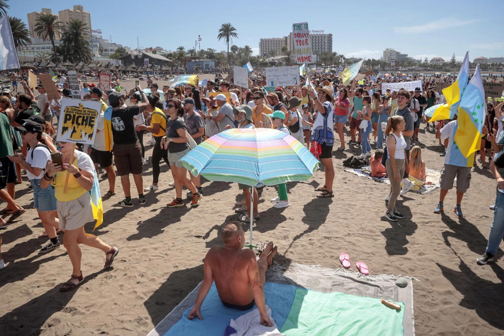 Barcelona’s tourist tax, The six-drink cap, Walking tour caps, Currency changes, Banned beach items and behaviour, A resident’s only area, Alcohol ban, Debunking the ‘three year’ tourist ban