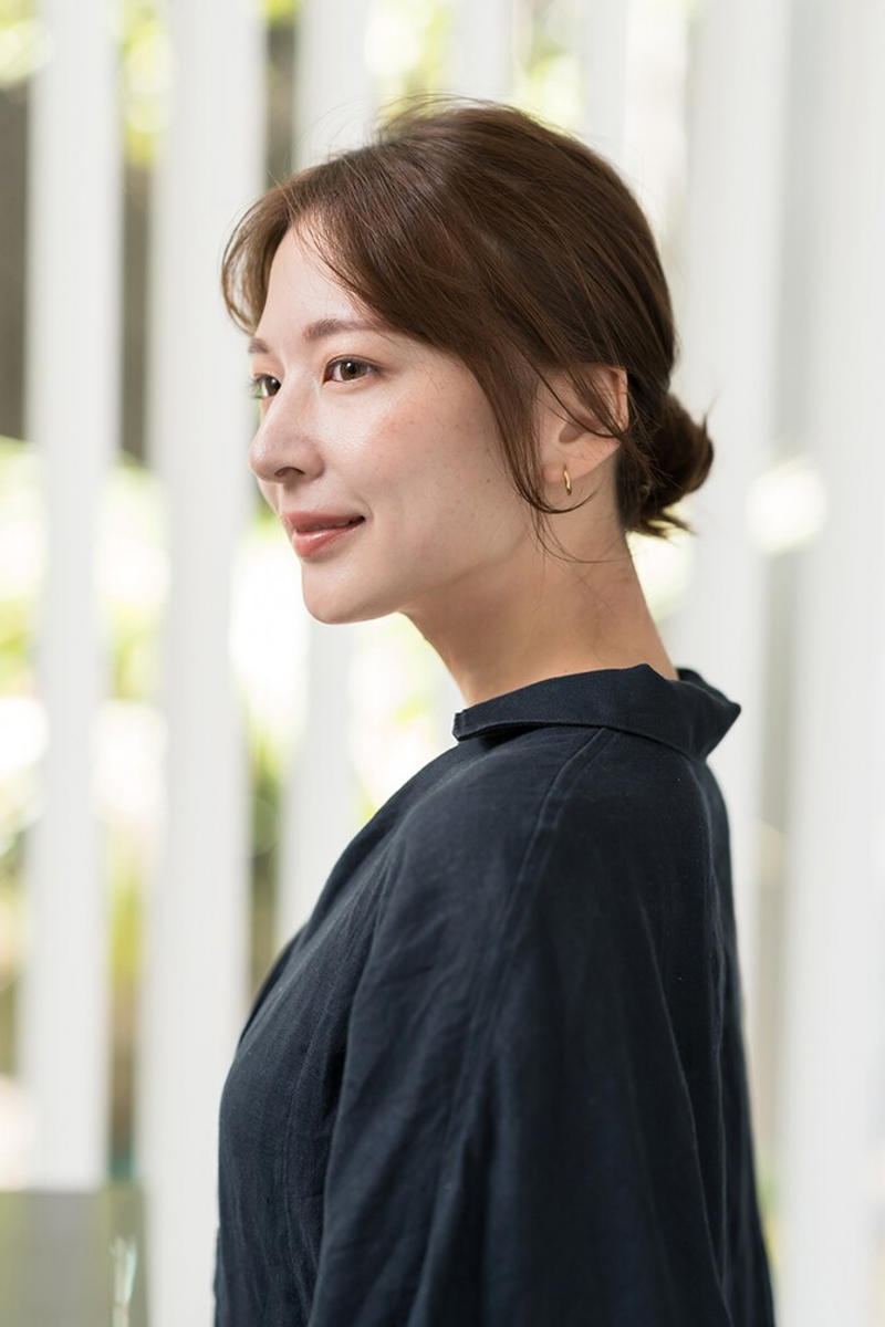 まとめ髪にするとこんな感じ！, ベースのヘアスタイルはこちら！, 軽やかで明るい 好感度抜群のまとめ髪, ２ ひとつに縛る, ３ 根元を起こして空気感をプラス, ４ 一束残して残りは耳に掛ける, ＼仕上がりはこちら／