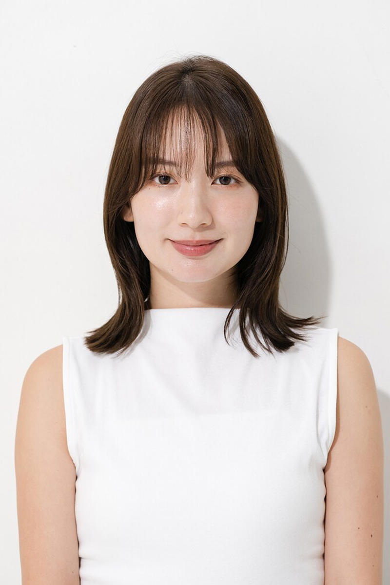 まとめ髪にするとこんな感じ！, ベースのヘアスタイルはこちら！, 軽やかで明るい 好感度抜群のまとめ髪, ２ ひとつに縛る, ３ 根元を起こして空気感をプラス, ４ 一束残して残りは耳に掛ける, ＼仕上がりはこちら／